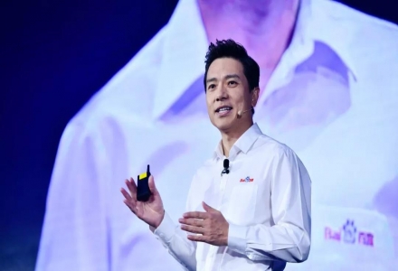 李彥宏和小度最強互動，王海峰發布鴻鵠芯片，百度音箱大變身